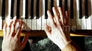 钢琴家演奏大钢琴。双手合拢。专业钢琴家。